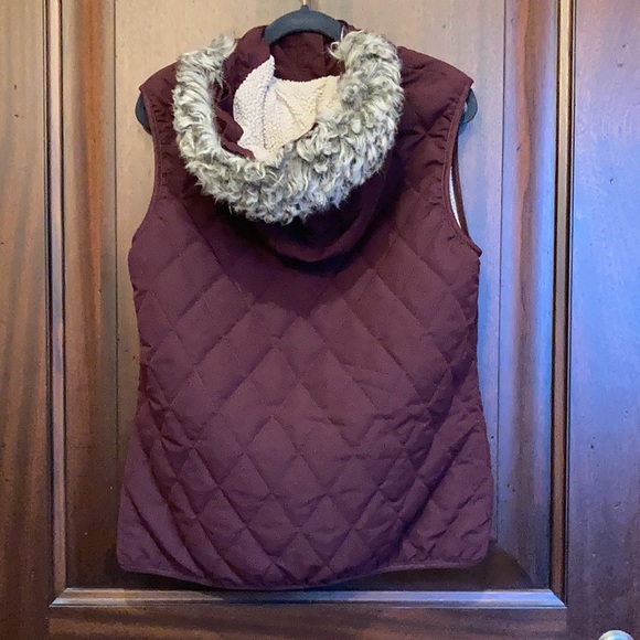 Eddie Bauer Vest quilted sherpa lined with hood - Picture 15 of 16